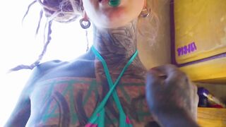 Tattooed hottie Anuskatzz has fun in the RV