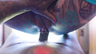 Tattooed hottie Anuskatzz has fun in the RV
