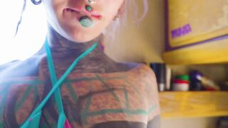 Tattooed hottie Anuskatzz has fun in the RV