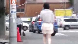 Discreet film of Asian babes rushed bladder relief