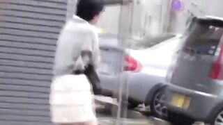 Discreet film of Asian babes rushed bladder relief