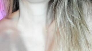 Horny Babe Makes Her Cunt Creamy