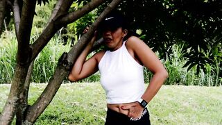 Fitness cunt with mouth Likes to Performance herself to Strangers while Exercising