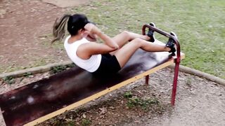 Fitness cunt with mouth Likes to Performance herself to Strangers while Exercising