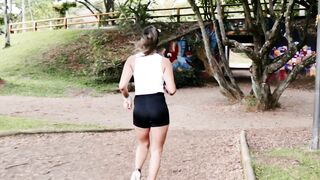 Fitness cunt with mouth Likes to Performance herself to Strangers while Exercising