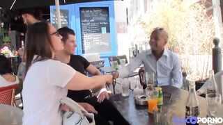 Sandy Lou fait sa première vidéo X baisée par son