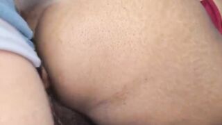 Mulher morena deliciosa faz sexo anal matinal intenso e goza no cú em cena hardcore.