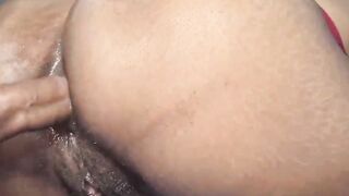 Mulher morena deliciosa faz sexo anal matinal intenso e goza no cú em cena hardcore.