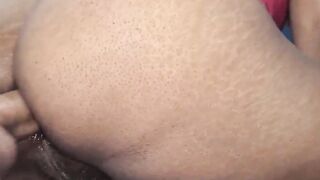 Mulher morena deliciosa faz sexo anal matinal intenso e goza no cú em cena hardcore.