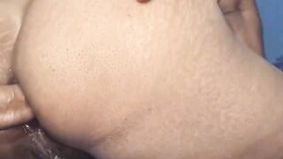 Mulher morena deliciosa faz sexo anal matinal intenso e goza no cú em cena hardcore.