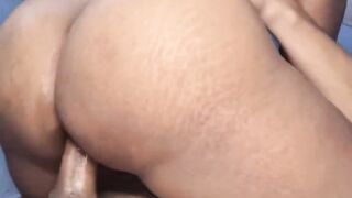 Mulher morena deliciosa faz sexo anal matinal intenso e goza no cú em cena hardcore.