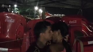 Sexy exhibicionismo oral na rua com machos e ela quer mais!