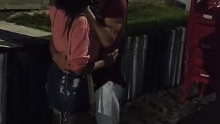 Sexy exhibicionismo oral na rua com machos e ela quer mais!