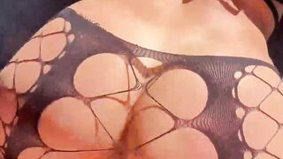 Casal amador faz sexo apaixonado e termina com creampie profundo num vídeo hardcore.