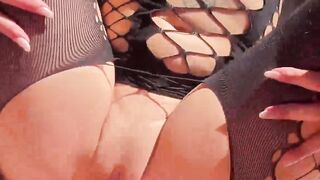 Casal amador faz sexo apaixonado e termina com creampie profundo num vídeo hardcore.