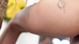Moreninha natural faz sexo rectal sem pelos e finaliza cheia de sêmen no vídeo