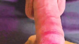 Um vídeo quente em POV feminino com boquete e gozada pegajosa em alta definição.