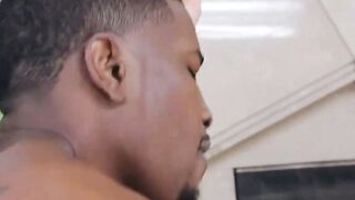 Negro musculoso faz sexo intenso com uma mulher madura magnificent em vídeo amador