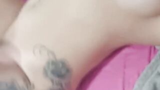 Uma mulher sedutora explora sua sexualidade em uma intensa cena solo amadora.