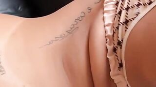 Mulher morena de bunda grande fazendo sexo com o vizinho - melhor pornô XXX!