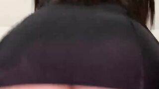 Linda mulher com vestido curto rebolando sensual sem calcinha em vídeo amador.