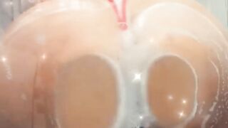 Latina sensuous toma banho no chuveiro e realiza um boquete intenso na cena.