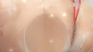 Latina sensuous toma banho no chuveiro e realiza um boquete intenso na cena.