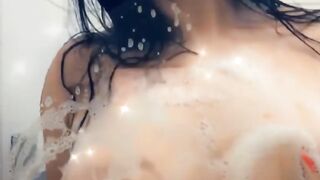 Latina sensuous toma banho no chuveiro e realiza um boquete intenso na cena.