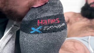 Jaxton wanks his massive dick while Dan Edwards suck his toes