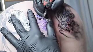 Iniciando o dia com uma mudança inesperada na minha tatuagem anal.
