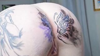 Iniciando o dia com uma mudança inesperada na minha tatuagem anal.