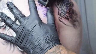 Iniciando o dia com uma mudança inesperada na minha tatuagem anal.