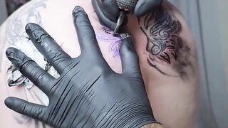 Iniciando o dia com uma mudança inesperada na minha tatuagem anal.