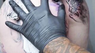 Iniciando o dia com uma mudança inesperada na minha tatuagem anal.
