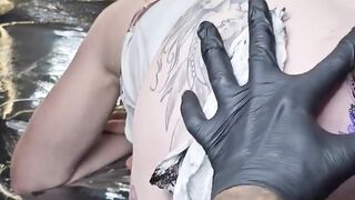 Iniciando o dia com uma mudança inesperada na minha tatuagem anal.