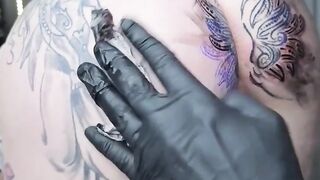Iniciando o dia com uma mudança inesperada na minha tatuagem anal.