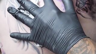 Iniciando o dia com uma mudança inesperada na minha tatuagem anal.