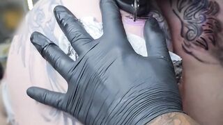Iniciando o dia com uma mudança inesperada na minha tatuagem anal.