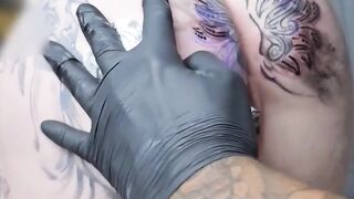 Iniciando o dia com uma mudança inesperada na minha tatuagem anal.
