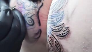 Iniciando o dia com uma mudança inesperada na minha tatuagem anal.