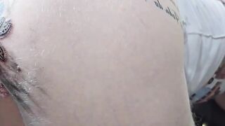Iniciando o dia com uma mudança inesperada na minha tatuagem anal.