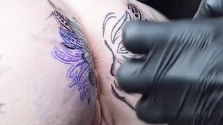 Iniciando o dia com uma mudança inesperada na minha tatuagem anal.