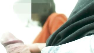 Uma MILF faz um boquete em um estranho na sala de espera em uma cena XXX!