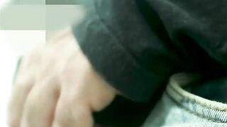 Uma MILF faz um boquete em um estranho na sala de espera em uma cena XXX!