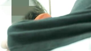 Uma MILF faz um boquete em um estranho na sala de espera em uma cena XXX!