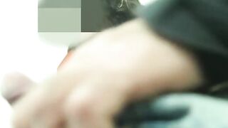Uma MILF faz um boquete em um estranho na sala de espera em uma cena XXX!