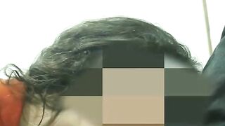 Uma MILF faz um boquete em um estranho na sala de espera em uma cena XXX!