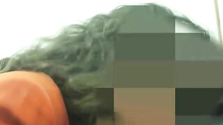 Uma MILF faz um boquete em um estranho na sala de espera em uma cena XXX!