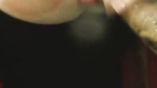 Uma MILF faz um boquete em um estranho na sala de espera em uma cena XXX!