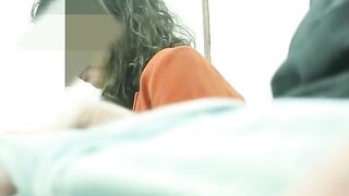 Uma MILF faz um boquete em um estranho na sala de espera em uma cena XXX!